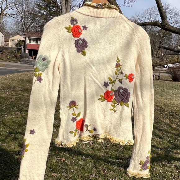 Dreamy creamy wool Moth sweater trimmed in ruffled velvet and embroidered - Picture 2 of 6